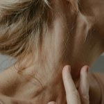 Kobiety zwykle go pomijają. Ten prosty rytuał wygładza szyję i dekolt w kilka dni