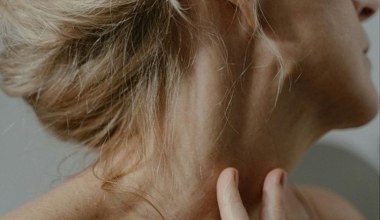 Kobiety zwykle go pomijają. Ten prosty rytuał wygładza szyję i dekolt w kilka dni