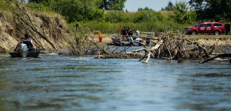 Kobylnica: W poszukiwaniach dwóch nastolatek od kilku dni brało udział kilkudziesięciu strażaków /Jakub Kaminski /PAP
