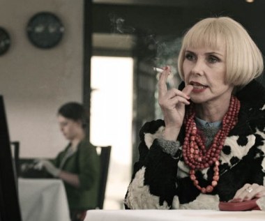 Kochanka artysty przynosi do Desy swoje nieznane portrety, jedna z jego dawnych kobiet przechowuje kartki, które dostała od Witkacego już po jego rzekomej śmierci.