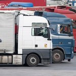 "Kocia klapka" na przyczepie ciężarówki. Po co jest to rozwiązanie?