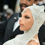 Kocia stylizacja na MET Gala to ukłon w stronę... kota legendarnego projektanta