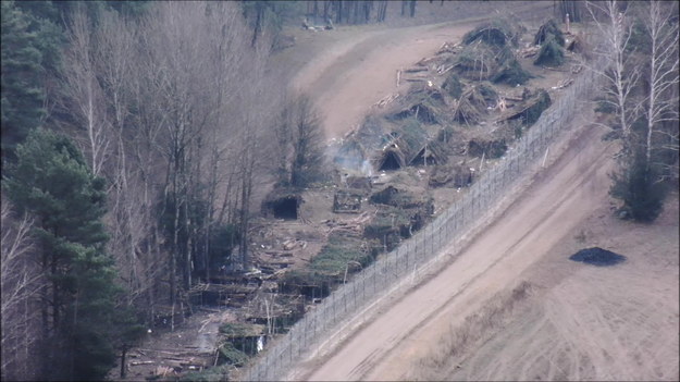 Koczowisko migrantów w pobliżu polsko-białoruskiego przejścia granicznego w Bruzgach. Służby białoruskie skierowały cudzoziemców do odległego o kilkaset metrów centrum transportowo-logistycznego. /Straż Graniczna /PAP