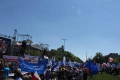 KOD i opozycja manifestuje w Warszawie