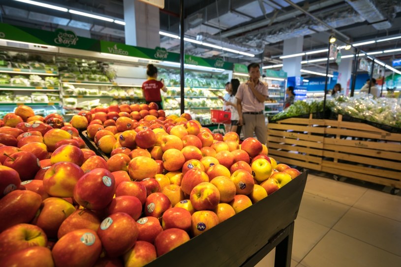 Kod pięciocyfrowy, który rozpoczyna się od cyfry 8 oznacza, że owoc lub warzywo pochodzi z upraw GMO /123RF/PICSEL
