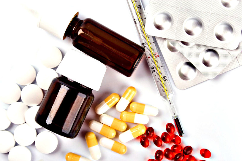 Kodeina występuje w lekach, które sprzedawane są w tabletkach, jak i w syropach. Środki te często używane są przez młodych ludzi, którzy chcą "odlecieć" /123RF/PICSEL