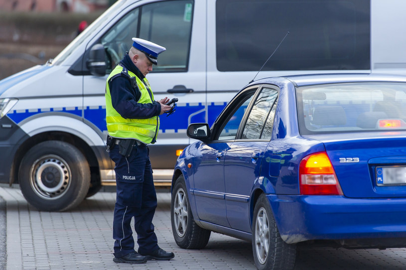 Kodeks drogowy jasno reguluje, jak powinna wyglądać policyjna kontrola. /Stanisław Bielski/Reporter /East News