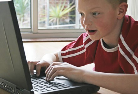 Kodeks ma zapewnić bezpieczeństwo m.in dzieciom korzystającym z internetu fot. Steve Woods /stock.xchng