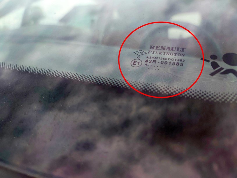 Kody na szybie samochodowej zawierają sporo interesujących informacji /interia /INTERIA.PL