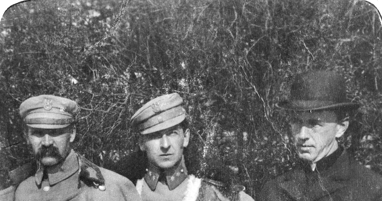 Koemndant Legionów, Józef Piłsudski, jego adiutant Wieniawa Długoszowski oraz ks. kan. Warchałowski w 1916 roku /Z archiwum Narodowego Archiwum Cyfrowego