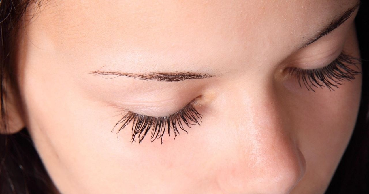 Kofeina pod oczy pomaga zmniejszyć cienie i poranną opuchliznę /PublicDomainPictures /Pixabay.com