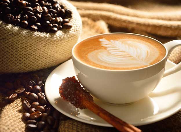 Kofeina przyspiesza akcję serca oraz rozszerza naczynia krwionośne /123RF/PICSEL
