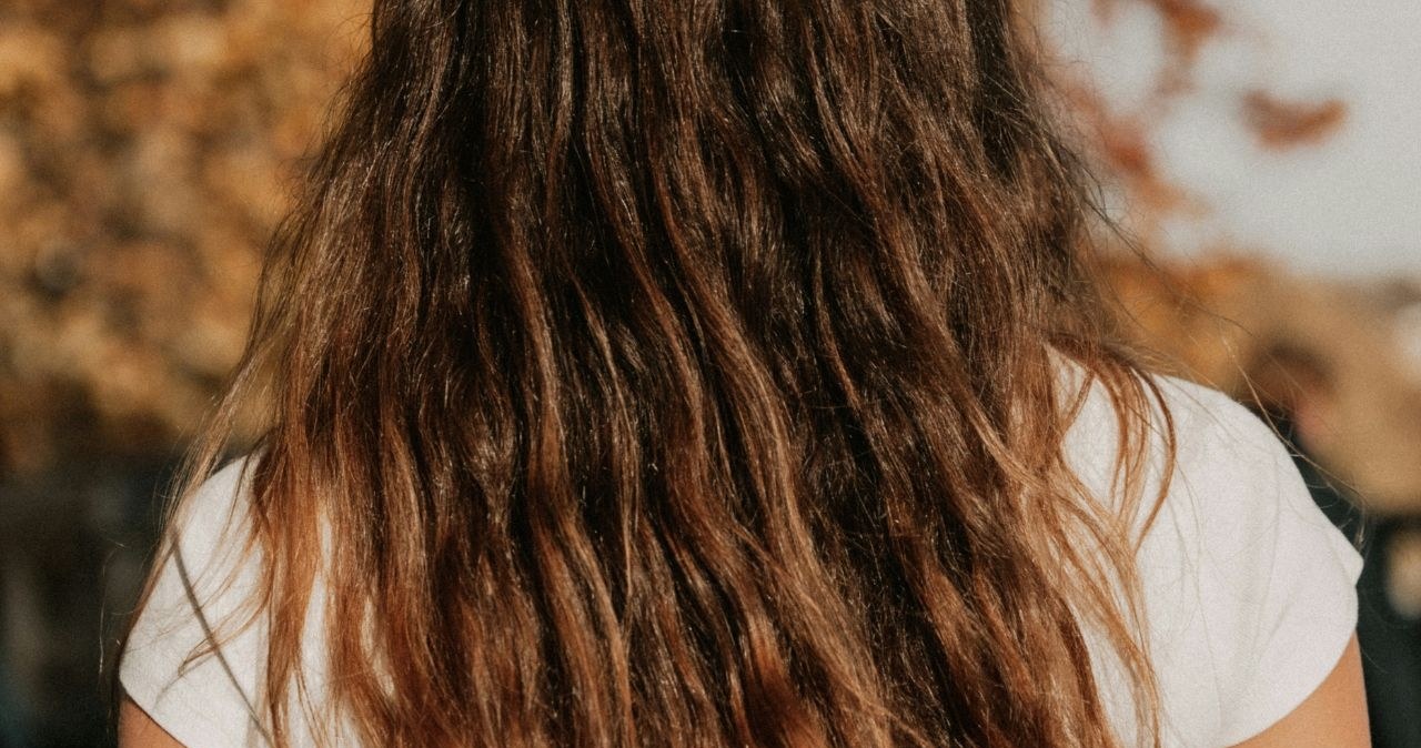 Kofeina to składnik, który coraz częściej pojawia się w szamponach, odżywkach i wcierkach do włosów. Nie bez powodu – eksperci podkreślają, że stymuluje przepływ krwi w skórze głowy, co sprzyja lepszemu odżywieniu mieszków włosowych i może wspierać ich wzrost oraz ograniczać nadmierne wypadanie / Masood Aslami /unsplash.com