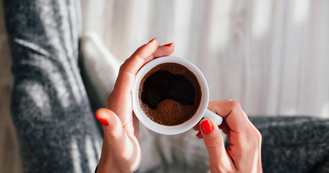 Kofeina zawarta w kawie hamuje apetyt i ułatwia redukcję masy ciała /©123RF/PICSEL