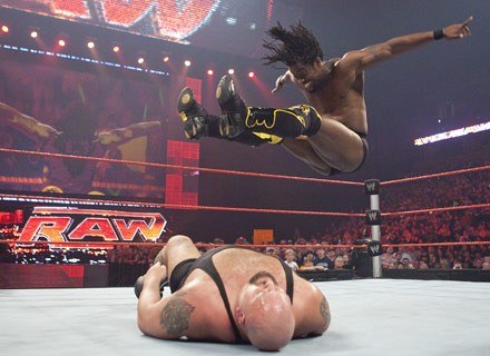 Kofi Kingston miażdży przeciwnika na ringu /Extreme Sports Channel