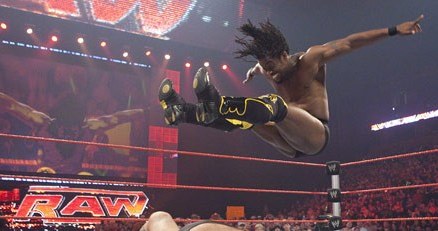 Kofi Kingston miażdży przeciwnika na ringu /Extreme Sports Channel