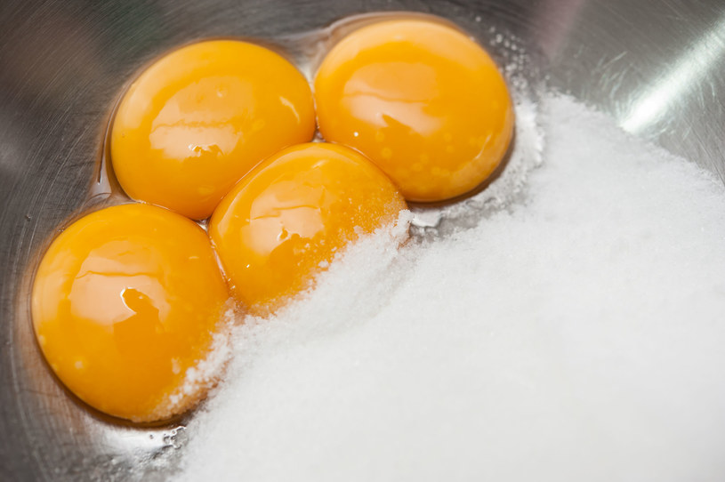 Kogel-mogel jest najbardziej wskazaną postacią spożywania jajek, jeśli chcemy skorzystać z dobrodziejstw tryptofanu i tyrozyny /123RF/PICSEL
