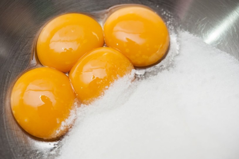 Kogiel-mogiel jest więc najbardziej wskazaną postacią spożywania jajek, jeśli chcemy skorzystać z dobrodziejstw tryptofanu i tyrozyny. /123RF/PICSEL