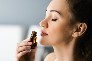 Kojąca moc aromaterapii. Jaki olejek wybrać?