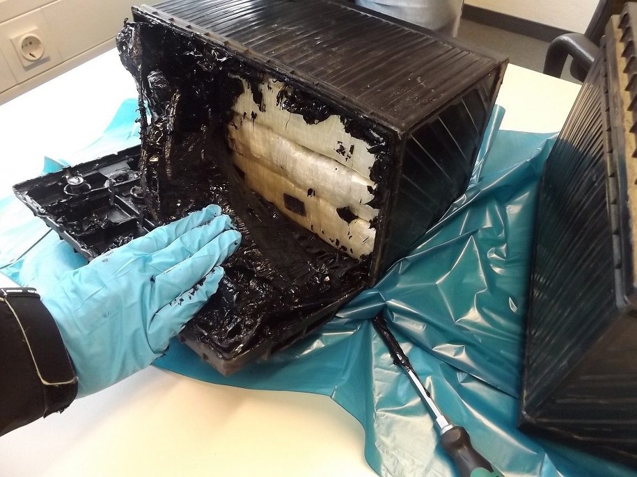 Kokaina była ukryta w pojemnikach na akumulatory wózka inwalidzkiego /ESSEN CUSTOMS AUTHORITIES /PAP/EPA