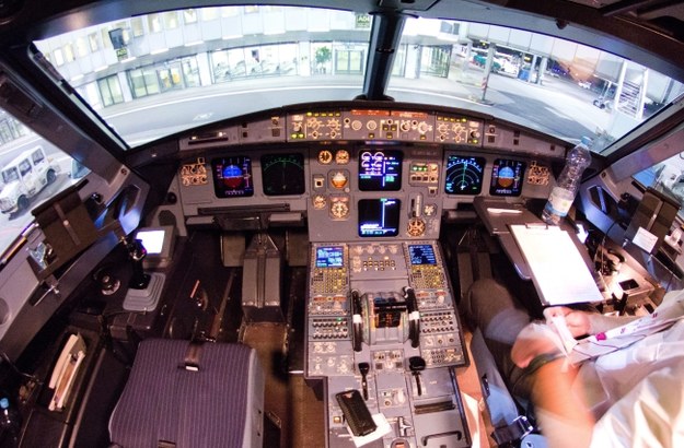 Kokpit Airbusa A320 /MARIUS PALMEN /PAP/EPA