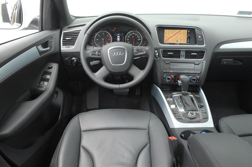 Kokpit Audi Q5 pod względem jakości wykonania okazuje się lepszy od obydwu konkurentów. Co więcej, obsługa wszelkich przyrządów pokładowych jest tu najbardziej
intuicyjna. Ekran nawigacji jest mniejszy niż u rywali - ma przekątną 7 cali. /Motor