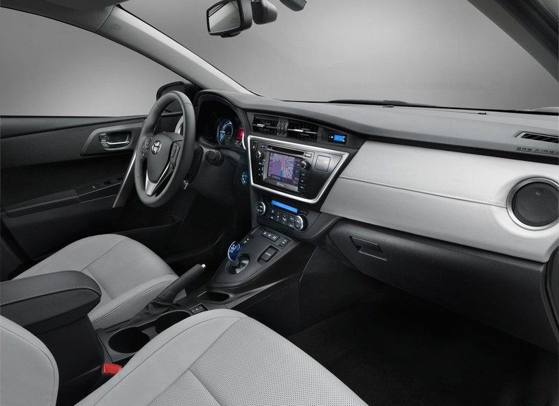 Kokpit Aurisa z niemal pionową konsolą środkową i zamocowanym wysoko ekranem systemu Toyota Touch. /Toyota