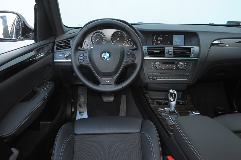 Kokpit BMW nie jest wykonany tak starannie, jak te w Audi i Range Roverze. Rywale nie mają za to tak dużego ekranu nawigacji (aż 8,8 cala przekątnej). Doskonale leżąca w dłoniach kierownica z bardzo grubym wieńcem to część pakietu sportowego M. /Motor