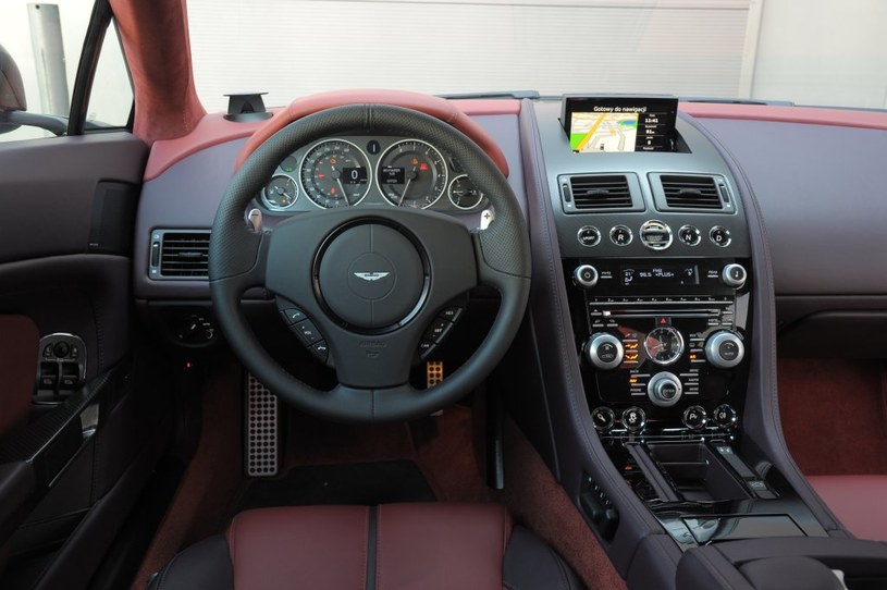 Kokpit jest porządnie wykonany i ergonomiczny. Odważne kolory w testowanym aucie nie spodobają się każdemu, przełączniki z Volvo też. Za to „lustrzane” zegary są efektowne, ale i czytelne. /Motor