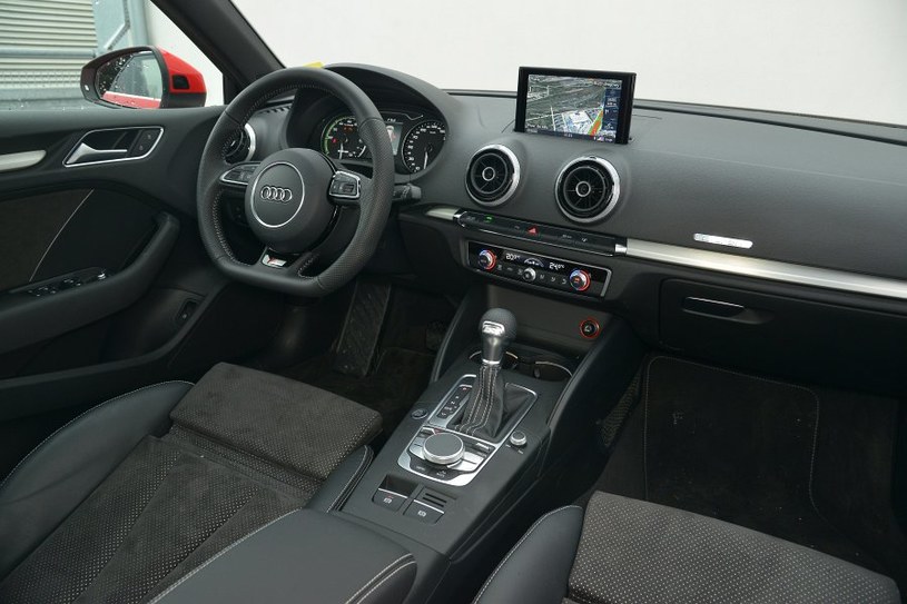 Kokpit jest taki sam jak w każdym „zwykłym” Audi A3. Jeśli chodzi o jakość wykonania – to absolutny wzór wśród aut kompaktowych. /Motor