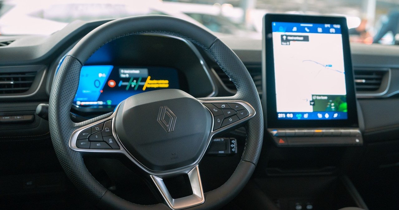 Kokpit nowego Renault oferuje wszystkie nowinki techniczne dostępne w ramach francuskiej marki. Mapy Google działają bez telefonu. To zasługa systemu Android Automotive. Całość działa bardzo płynnie. /Grzegorz Bandura