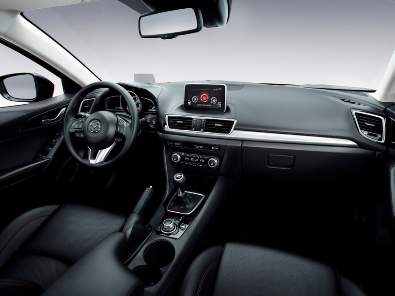 Kokpit nowej Mazdy 3: gustowny, ergonomiczny, nieprzeładowany. /Mazda