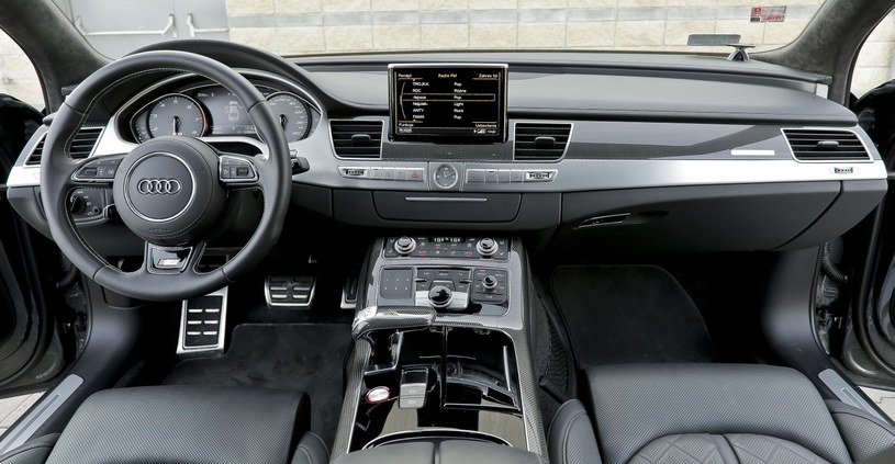 Kokpit S8 jest wzorowy pod względem wykonania, wykończenia i jakości użytych materiałów, ale także w kwestii ergonomii. /Motor