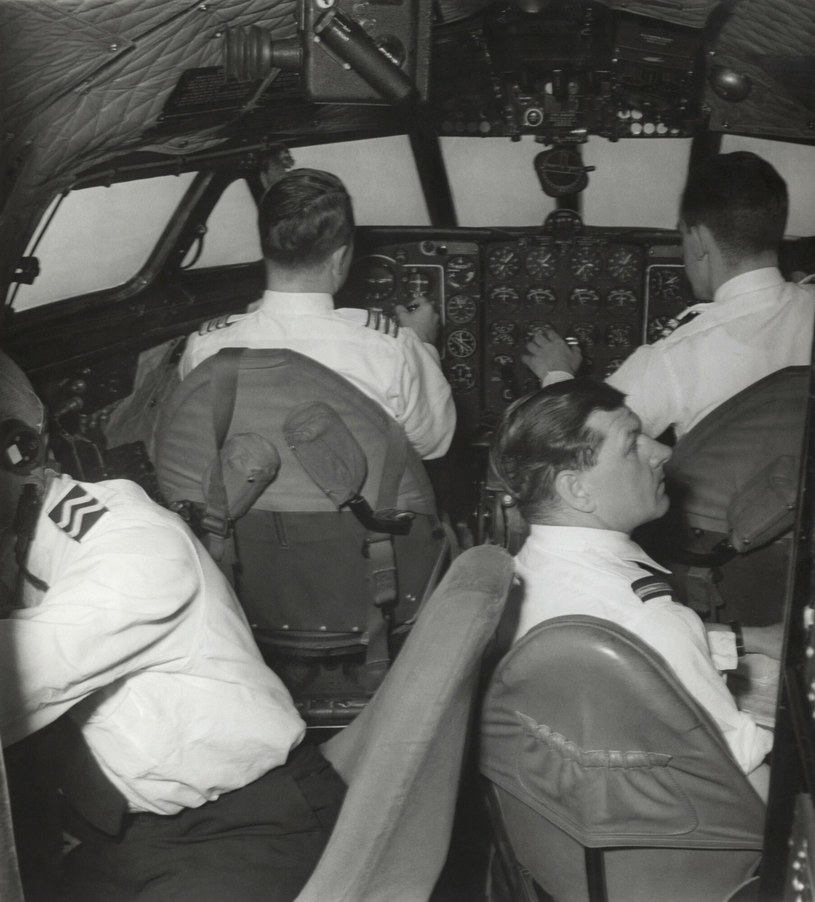 Kokpit  samolotu de Havilland Dh-106 Comet. Wewnątrz czteroosobowa załoga /East News