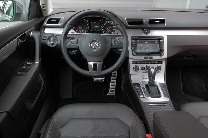 Kokpit VW jakością wykonania i wykończenia nie odbiega od nowszego rywala. Testowane auto ma brązowe tworzywa (kupując skórzaną tapicerkę, można wybrać taką, beżową lub czarną tonację). /Motor