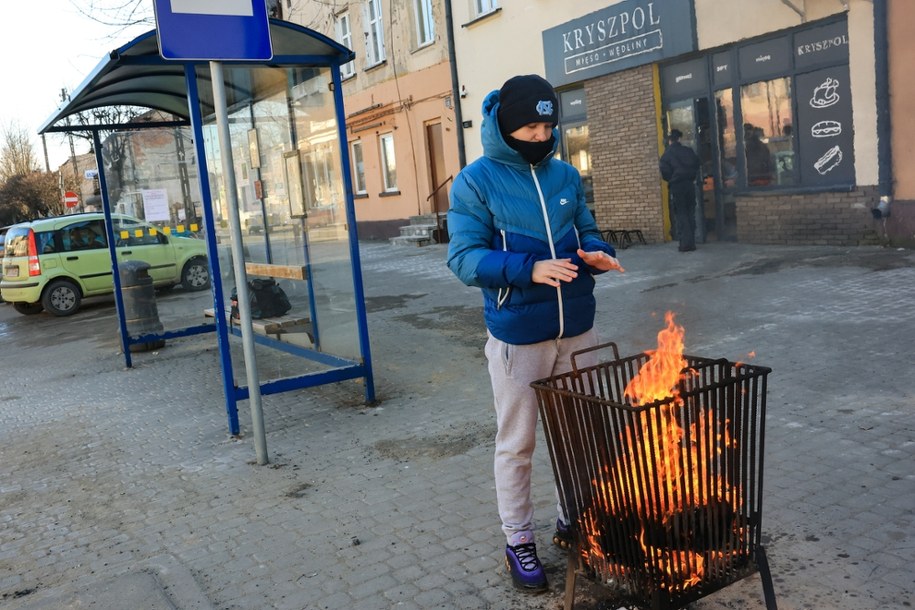 Koksownik na ulicy Ozorkowa w woj. łódzkim. /Marcin Zubrzycki /PAP