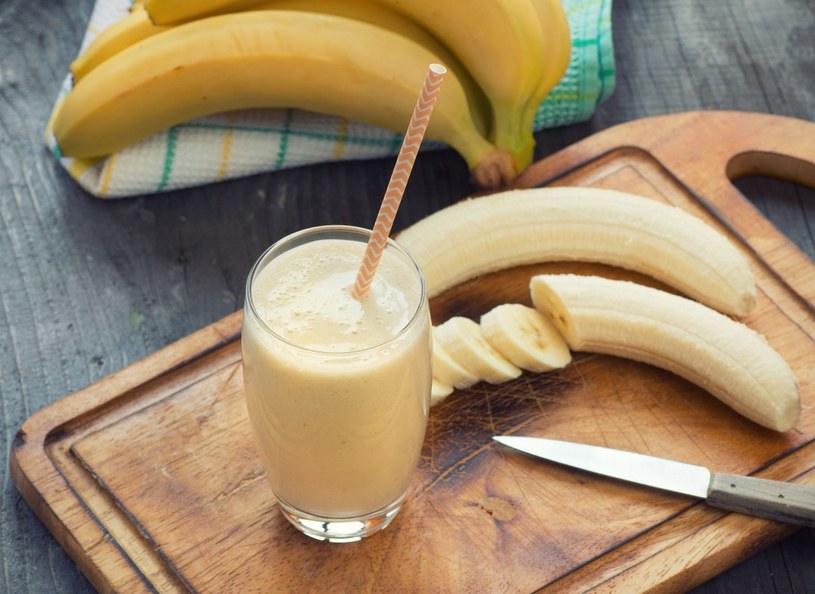Koktajl bananowy idealnie sprawdzi się na drugie śniadanie /123RF/PICSEL
