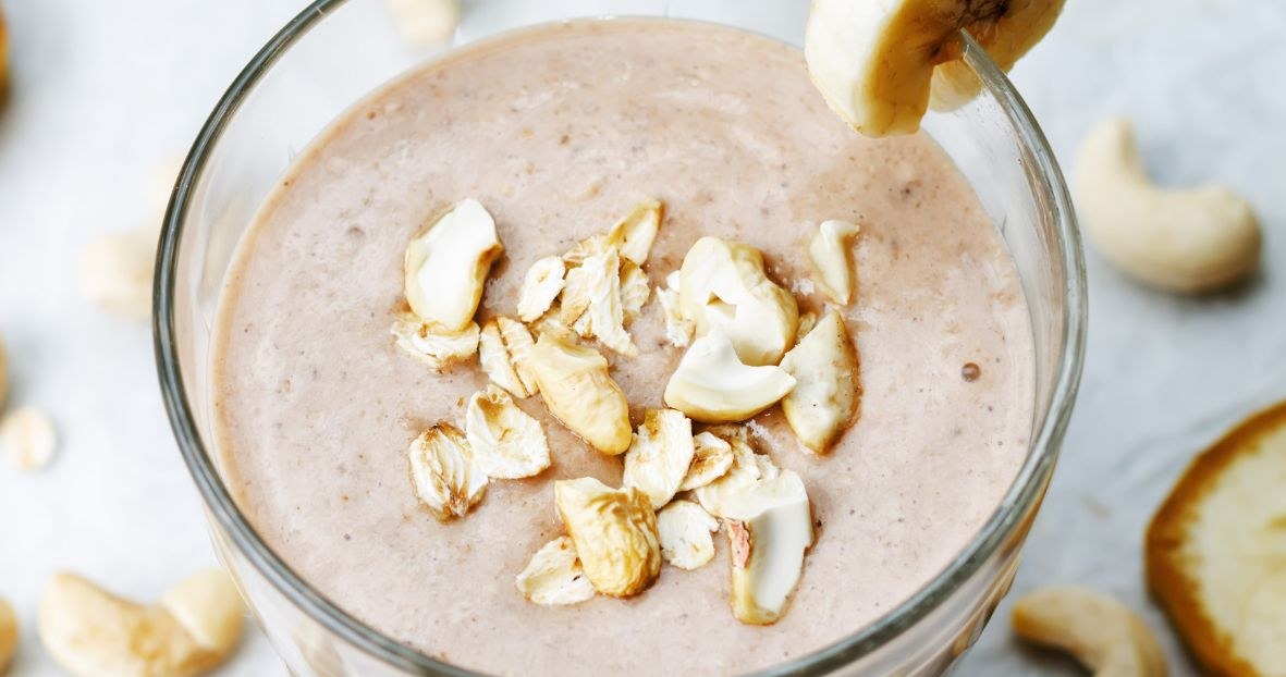 Koktajl bananowy robi się błyskawicznie /nata_vkusidey /Canva Pro