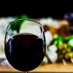 Koktajl chemikaliów w popularnym trunku. Alarmujący raport