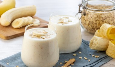 Koktajl na śniadanie doda energii na kilka godzin. Zrobisz z prostych składników