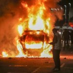 Koktajle Mołotowa, pałki i armatki wodne. Ballymena płonie