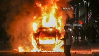 Koktajle Mołotowa, pałki i armatki wodne. Ballymena płonie