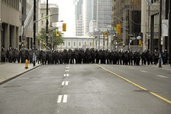 Koktajle Mołotowa podczas demonstracji w Toronto 