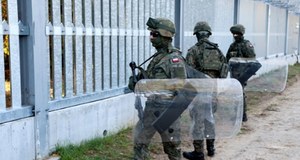 Koktajlem Mołotowa w polskich żołnierzy. Szokujące nagranie z granicy