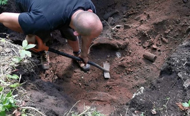 Koła dwóch wagoników odkopane w bunkrach w Mamerkach 