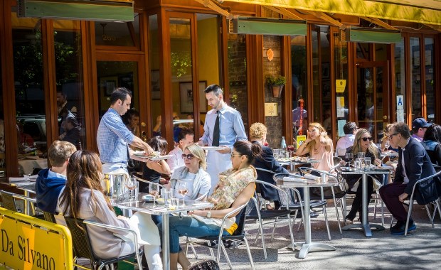 Kolacja w restauracji z zegarkiem w ręku. Lokale wprowadzają limity dla gości