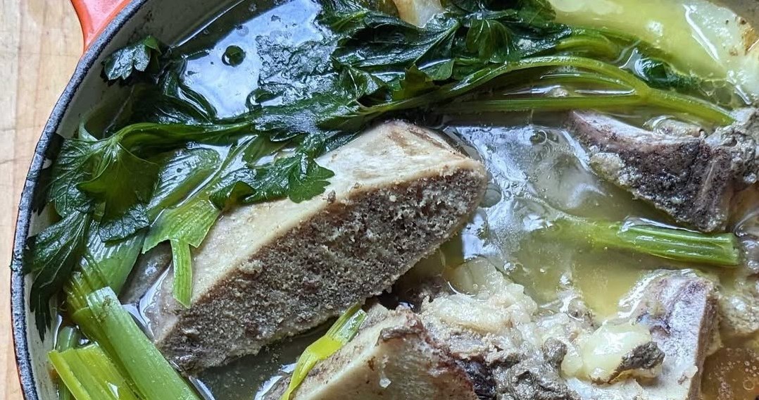 Колагеновий бульйон, або кістковий бульйон, часто називають "рідким золотом" завдяки його корисним властивостям /Domena publiczna