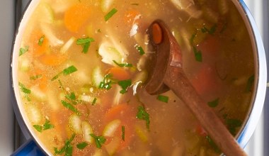 Kolagenowy rosół robię nie tylko z wołowiny. Dzięki ważnemu dodatkowi wychodzi najzdrowszy bulion na świecie