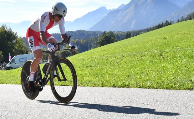 Kolarz Maciej Bodnar spełnia marzenia. Może prowadzić ciężarówki