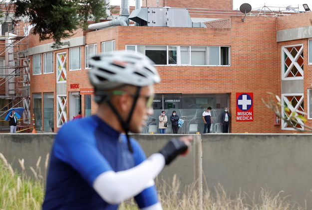 Kolarz przed kliniką La Sabana w Bogocie, gdzie hospitalizowany jest Egan Bernal /Mauricio Duenas Castaneda /PAP/EPA